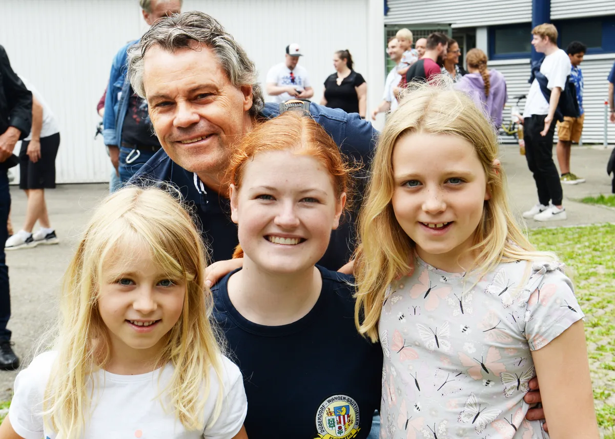 Eine Familie posiert für den Fotografen.